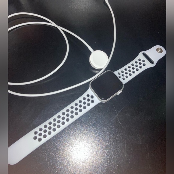 NEW! Apple Watch Nike Series 6 (GPS) 40mm - Picture 4 of 8